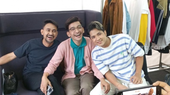 Ruben Onsu, Ramzi, dan Jirayut menjadi pengisi acara Pesbukers Ramadan yang tayang tiap hari pukul 16.30 WIB di ANTV. [Tiara Rosana/Suara.com]