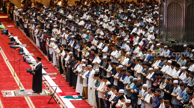 Umat Islam melaksanakan ibadah Salat Tarawih di Masjid Istiqlal, Jakarta, Senin (11/3/2024). [Suara.com/Alfian Winanto]