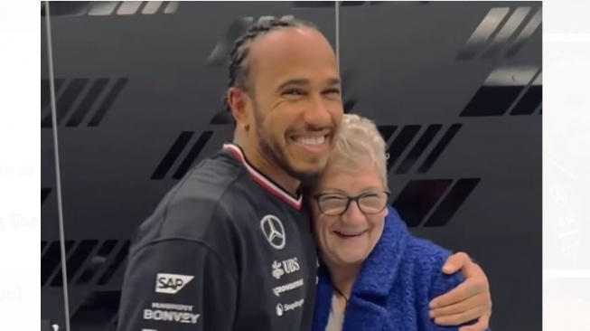 Lewis Hamilton tertawa terbahak dan mengolok-olok hanya bohong belaka, saat ibunya, Carmen Lockhart menyatakan senang sekali mengemudikan mobil lagi [picture courtesy of Lewis Hamilton/Instagram].