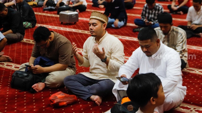 Hukum Salat Tarawih Tapi Belum Salat Isya, Apakah Tetap Sah?