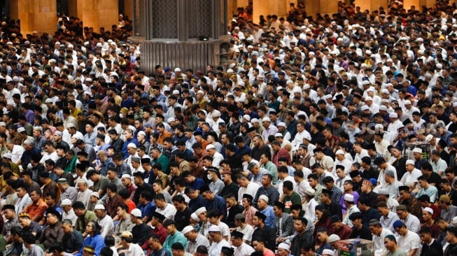 Umat Islam melaksanakan ibadah Salat Tarawih di Masjid Istiqlal, Jakarta, Senin (11/3/2024). [Suara.com/Alfian Winanto]