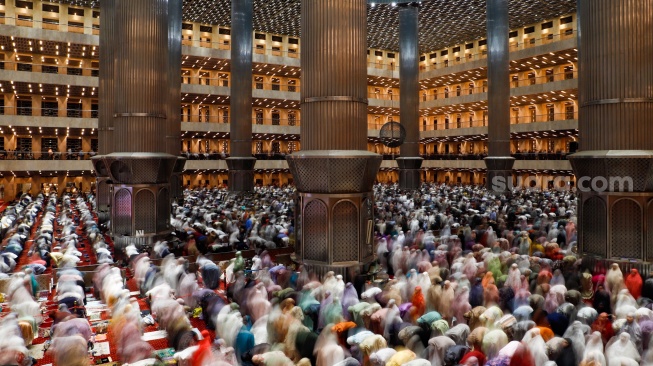 Umat Islam melaksanakan ibadah Salat Tarawih di Masjid Istiqlal, Jakarta, Senin (11/3/2024). [Suara.com/Alfian Winanto]