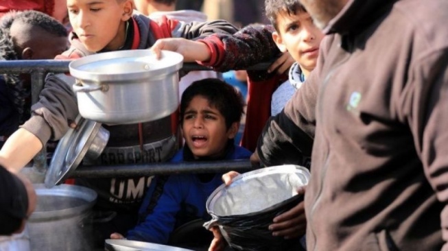 Sejumlah Warga Palestina menunggu pasokan makanan di kota Rafah di Jalur Gaza selatan, baru-baru ini. (ANTARA/Xinhua/Yasser Qudih.)