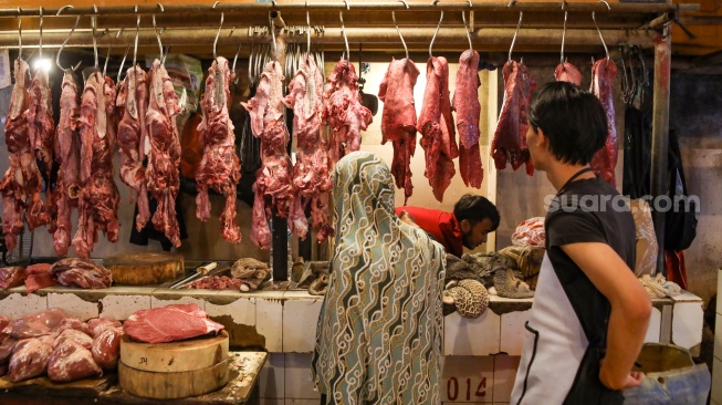 Warga membeli daging sapi di Pasar Senen, Jakarta, Senin (11/3/2024). [Suara.com/Alfian Winanto]
