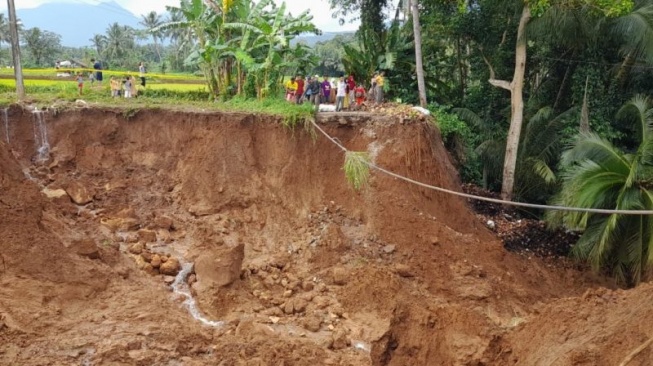 Jalan Menes - Saketi Terputus Akibat Longsor, Akses Angkut Hasil Alam Terkendala