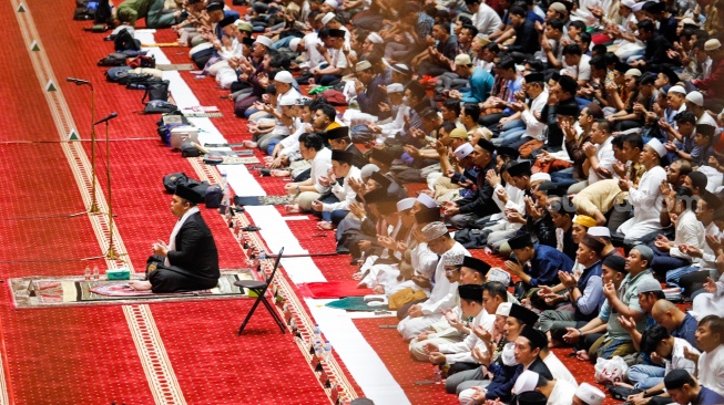 Umat Islam melaksanakan ibadah Salat Tarawih di Masjid Istiqlal, Jakarta, Senin (11/3/2024). [Suara.com/Alfian Winanto]