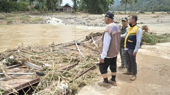 Enam Korban Hilang Akibat Banjir di Pesisir Selatan Belum Ditemukan