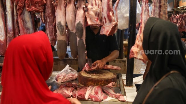 Warga membeli daging sapi di Pasar Senen, Jakarta, Senin (11/3/2024). [Suara.com/Alfian Winanto]
