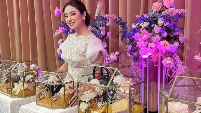 8 Potret Seserahan Lamaran Dewi Perssik dari Rully, Ada Logam Mulia 1 Kilo untuk Uang Panai