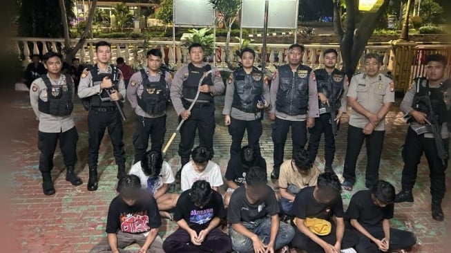 Polres Metro Jakarta Barat menangkap sembilan remaja saat hendak melakukan aksi tawuran di Jalan Tomang Raya, Grogol Petamburan, Jakarta Barat, Minggu (10/3/2024). [Polres Metro Jakarta Barat]