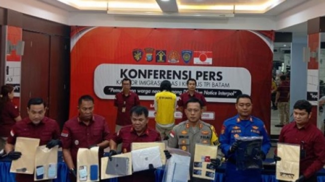 Ditangkap di Batam, Tersangka DPO Interpol Kasus Penipuan Rp480 Triliun Dideportasi ke Jepang