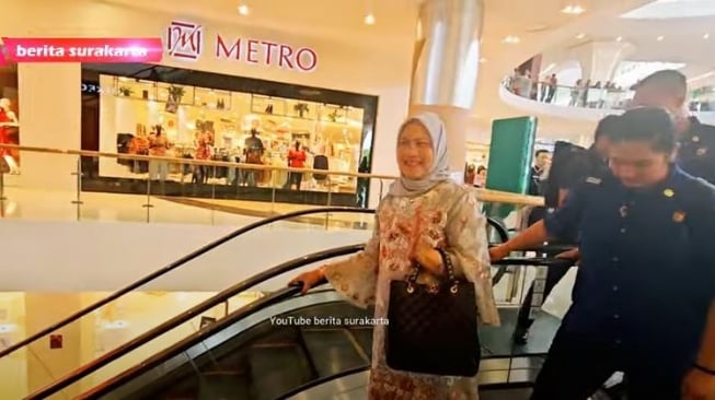 Iriana Jokowi tenteng tas Chanel ke mall. [YouTube/Berita Surakarta]