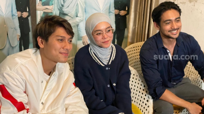 Lesti Kejora dan Rizky Billar dalam acara nonton bersama episode perdana "Aku Mencintaimu Karena Allah" di kawasan Cibubur, Jakarta Timur, Selasa (12/3/2024). [Suara.com/Tiara Rosana]