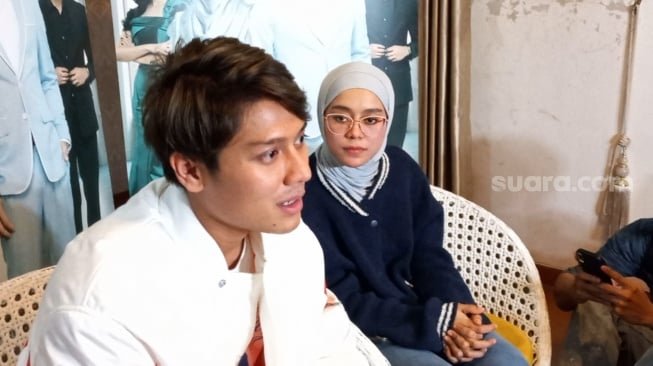 Lesti Kejora dan Rizky Billar dalam acara nonton bersama episode perdana "Aku Mencintaimu Karena Allah" di kawasan Cibubur, Jakarta Timur, Selasa (12/3/2024). [Suara.com/Tiara Rosana]