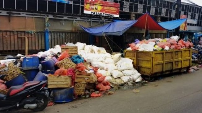 Tumpukan Sampah di Pasar Ciruas Disoal, Dua Pekan Tidak Diangkut Hingga Keluarkan  Bau Busuk