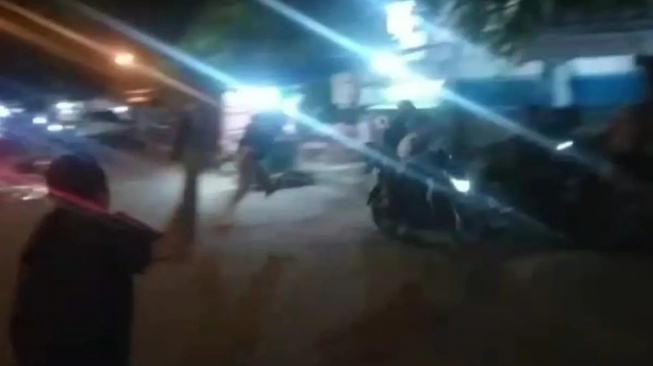 Tawuran saat Tarawih, Puluhan Remaja di Padang Kocar-kacir 'Diserbu' Polisi