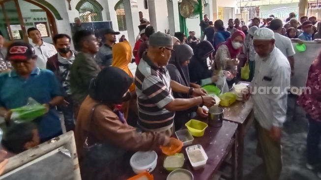 Bubur Samin Masjid Darussalam Solo: Tak Sekadar Hidangan, Tapi Tradisi dan Rasa Cinta yang Tak Terlupakan