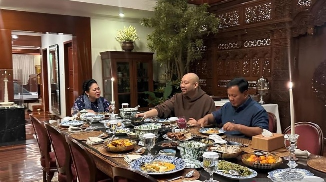 Prabowo Subianto Buka Puasa Pertama Bareng Titiek Soeharto, Warganet Kegirangan: Kalian yang Bukber, Aku yang Baper