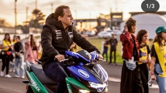 Felipe Massa mengecek trek di sirkuit Brasil, Autodromo De Taruma [picture courtesy of Felipe Massa]. 