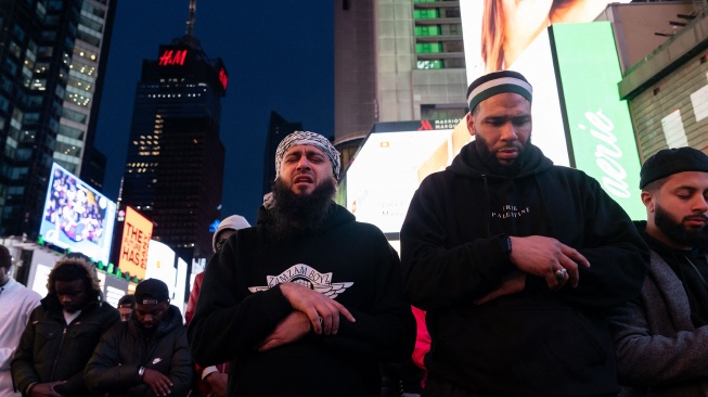 Umat Muslim melaksanakan salat Tarawih pertama Ramadhan di Times Square, New York City, Amerika Serikat, Minggu (10/3/2024). [Adam Gray/AFP]