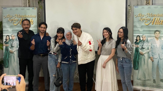 Lesti Kejora dan Rizky Billar dalam acara nonton bersama episode perdana "Aku Mencintaimu Karena Allah" di kawasan Cibubur, Jakarta Timur, Selasa (12/3/2024). [Suara.com/Tiara Rosana]