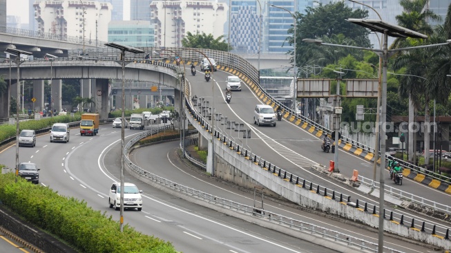 Kendaraan melintas di Jalan Gatot Subroto, Jakarta, Selasa (12/3/2024). [Suara.com/Alfian Winanto]