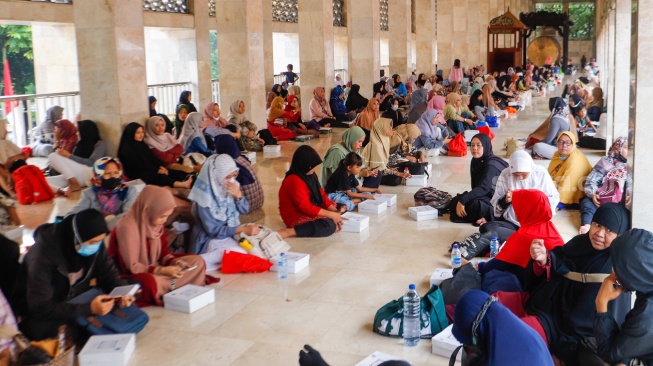 Animo Tinggi, Masjid Istiqlal Sediakan Ribuan Nasi Kotak untuk Berbuka Puasa