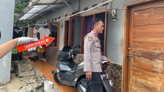 Seorang pria berinisial AAN (49) ditemukan tewas membusuk di dalam kamar mandi kontrakannya pada Jalan Muara, Kelurahan Harjamukti, Cimanggis, Depok, Jawa Barat, Hari Senin (11/3) siang. [Foto: Istimewa]