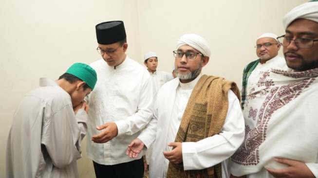 Capres nomor urut 1, Anies Baswedan, melayat ke rumah duka Habib Hasan bin Ja'far Assegaf di kawasan Cilodong, Depok, pada Rabu (13/3/2024). (ist)