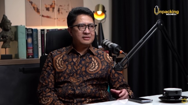 Ketua Dewan Pembina Partai Solidaritas Indonesia (PSI), Jeffrie Geovanie saat menjadi bintang tamu dalam Podcast Zulfan Lindan Unpacking Indonesia. [Tangkap layar]