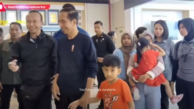 Jan Ethes saat ke mall bersama Jokowi. [YouTube/Berita Surakarta]