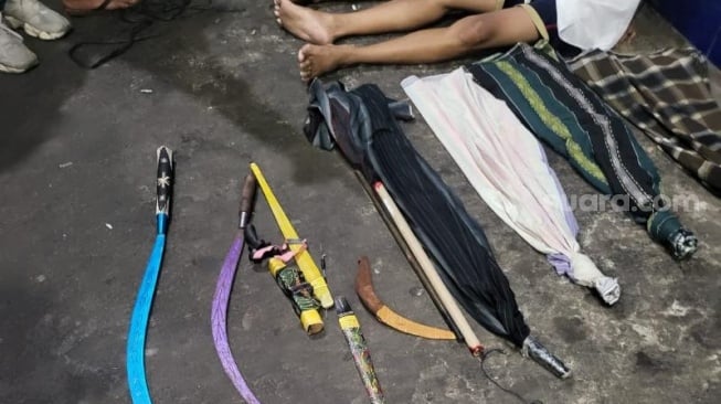 Barbuk senjata tajam disita polisi terkait kasus tawuran anakpemuda di kawasan Sawah Besar, Jakpus. (Foto: Dok. Polsek Sawah Besar)