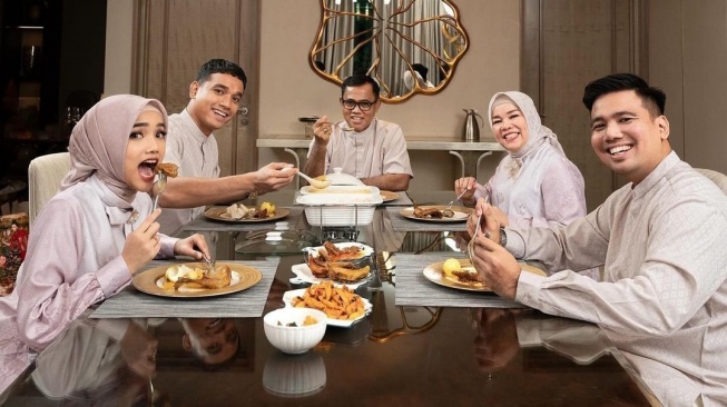 Sambut Ramadan, Potret Fuji dan Keluarga Bikin Pangling