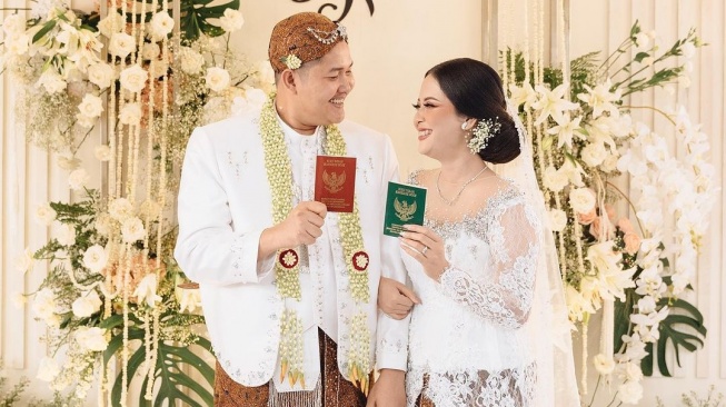 Nopek Novian saat menikah dengan Yulia Lorena. [Instagram]