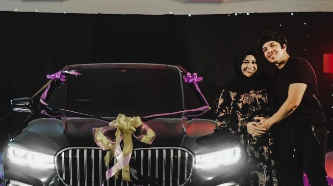 Hadiah ulang tahun mobil BMW Aurel Hermansyah dari Atta Halilintar (Instagram/@attahalilintar)