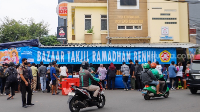 Suasana di Pasar Takjil Bendungan Hilir, Jakarta, Rabu (13/3/2024). [Suara.com/Alfian Winanto]