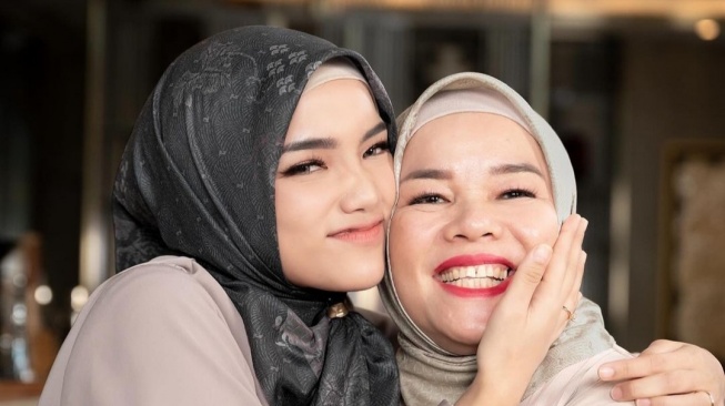 Dewi Zuhriati Unggah Foto Lawas tanpa Hijab, Warganet Salfok Paras Cantiknya