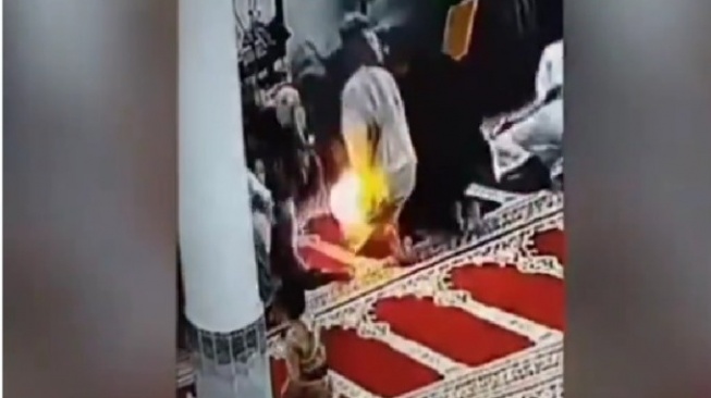 Viral Jemaah Terbakar Saat Shalat Berjamaah, Semua Lari Pontang-panting: Pengendali Api Lagi Hijrah!