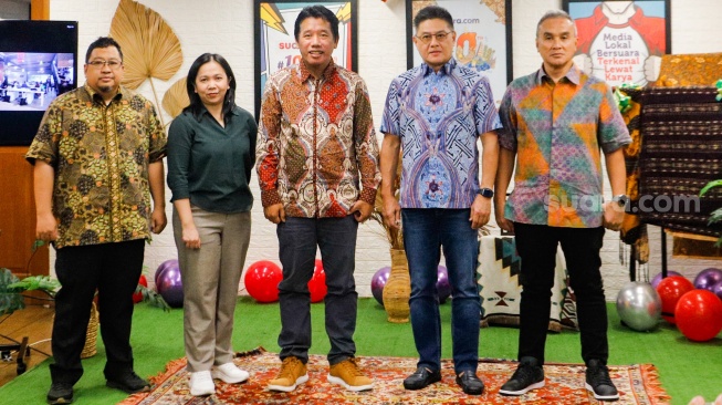 Pemimpin Redaksi Suara.com, Suwarjono (tengah) bersama dengan Komisaris Arkadia Digital Media, Iwa Karunia (kedua kanan), CFO Arkadia Digital Media, Fatabiqul Algatot (kanan), Program Manager IMS, Eva Danayanti (kedua kiri) saat perayaan 10 Tahun Suara.com di Kantor Redaksi Suara.com, Jakarta, Rabu (13/3/2024). [Suara.com/Alfian Winanto]