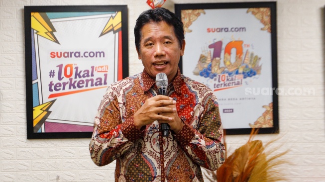 Pemimpin Redaksi Suara.com Suwarjono (kiri) memberikan sambutan saat penandatanganan MoU Kerja Sama gelaran Youth Economic Summit 2024 di Kantor Redaksi Suara.com, Kuningan, Jakarta, Rabu (13/3/2024). [Suara.com/Alfian Winanto]