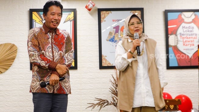 Pemimpin Redaksi Suara.com, Suwarjono (kiri) bersama Founder & Researcher CORE Indonesia, Hendri Saparini (kanan) memberikan sambutan saat penandatanganan MoU Kerja Sama gelaran Youth Economic Summit 2024 di Kantor Redaksi Suara.com, Kuningan, Jakarta, Rabu (13/3/2024). [Suara.com/Alfian Winanto]