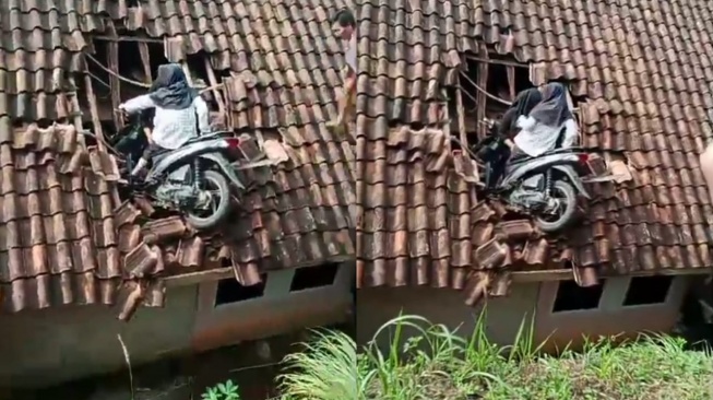 Kocak! Detik-detik 2 ABG Nyangkut  Naik Motor di Genteng Rumah Warga