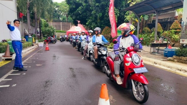 Instruktur dari Tim Safety Riding Promotion PT Wahana Makmur Sejati tengah memberikan pelatihan kepada peserta safety riding. Para peserta ini hadir dari berbagai jenjang usia, termasuk para pelajar hingga Aparatur Sipil Negara (ASN) [PT Wahana Makmur Sejati].