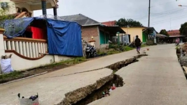 Dampak Pergerakan Tanah di Bojongmangu Meluas, Jalan Sukamukti-Sukabungah Ambles