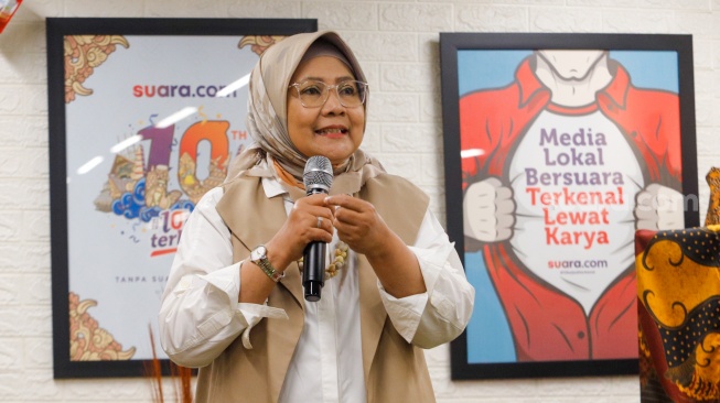 Founder & Researcher CORE Indonesia Hendri Saparini memberikan sambutan saat acara penandatanganan MoU Kerja Sama gelaran Youth Economic Summit 2024 di Kantor Redaksi Suara.com, Kuningan, Jakarta, Rabu (13/3/2024). [Suara.com/Alfian Winanto]