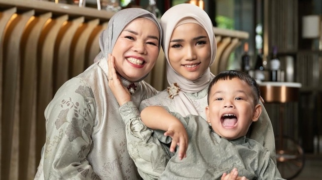 Inspirasi Busana Muslim Untuk Lebaran dari Fuji (Instagram/@heylocal.id)