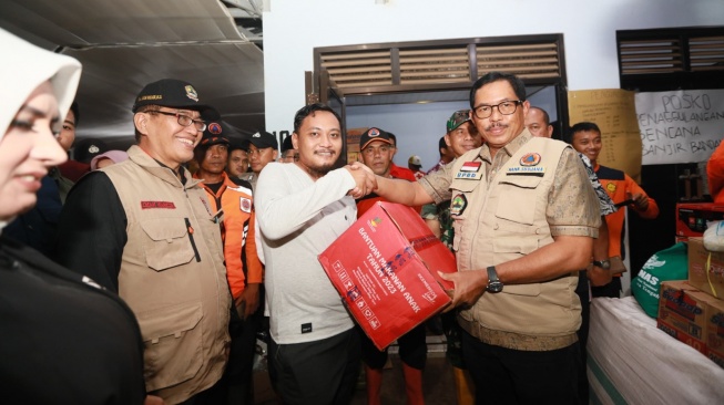 Pj Gubernur Jateng Serahkan Bantuan Senilai Rp160 Juta untuk Korban Banjir Pekalongan