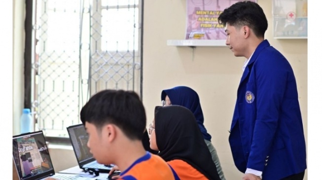 Siswa sedang memainkan Game Minepolis karya mahasiswa UNY. [ANTARA/HO-UNY]