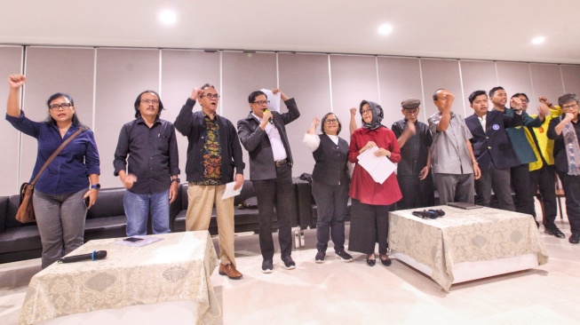 Sejumlah guru besar dan akademisi dari beberapa perguruan tinggi berkumpul di Universitas Indonesia atau UI, Salemba, Jakarta, Kamis, (14/3/2024). [Suara.com/Alfian Winanto]