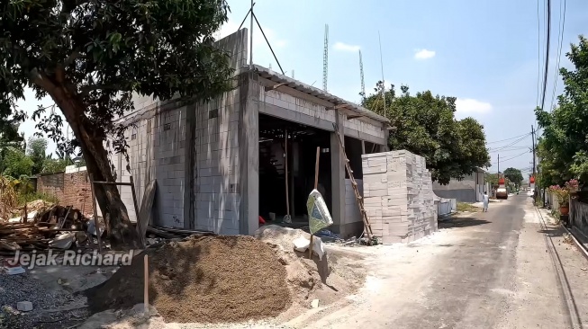Rumah Gilga Sahid yang sedang direnovasi (Jejak Richard)